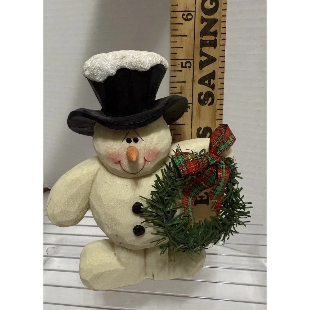 Chunky Snowman With Wreath Faux Wood Carving Resin 5
